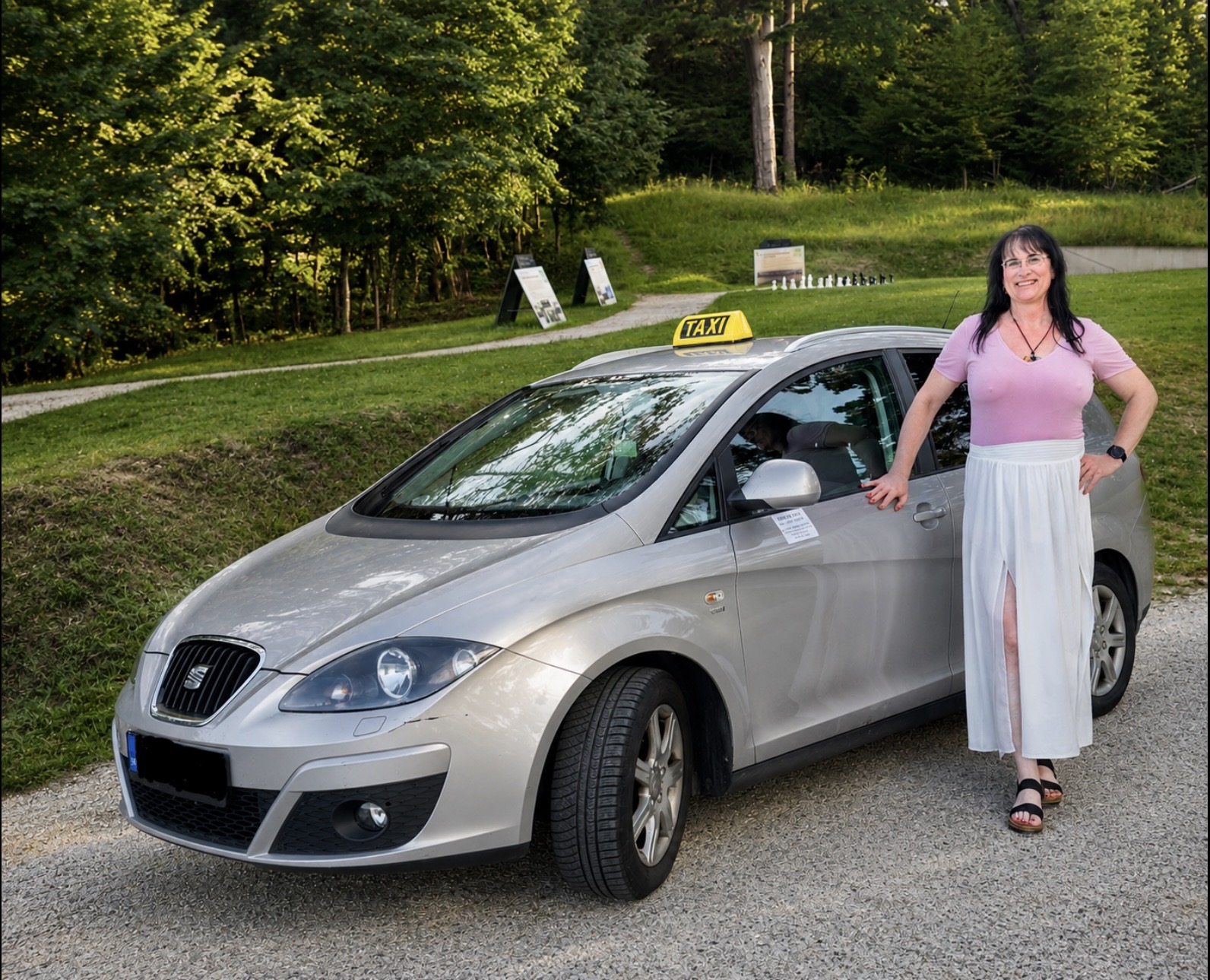 Erinka Taxi - Ing. Erin Zeleňáková pri vozidle